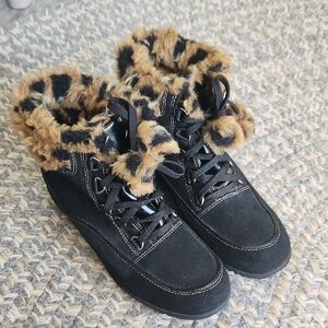 Sporto Waterproof Stylish Black‎ and Tan Women's Boots